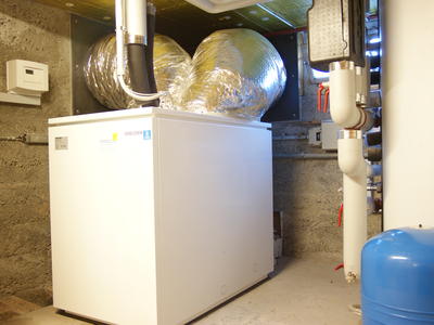 Luft Wasser Wärmepumpe innen aufgestellt